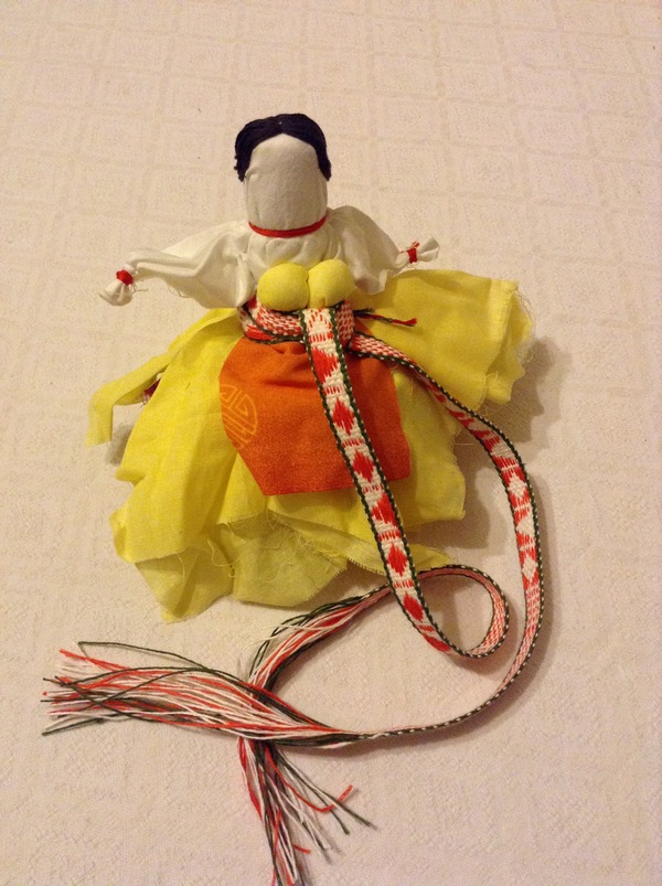 «Обережный» нательный пояс на кукле, изготовлен Макаровой Д.Н . (Екатеренбург)